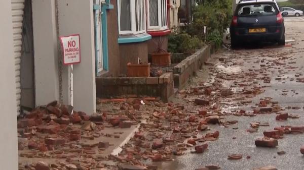 Ciaran face ravagii în Europa: cel puţin 11 morţi, peste un milion de case rămase fără curent. E cea mai puternică furtună din ultimii 30 de ani din UK