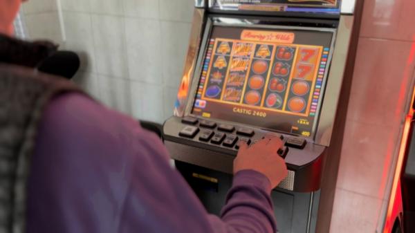 Un ieşean a furat 18.000 de lei de la sala de jocuri de noroc unde lucra. După ce i-a pierdut pe toţi la pariuri, a sunat la 112 să reclame că a fost jefuit