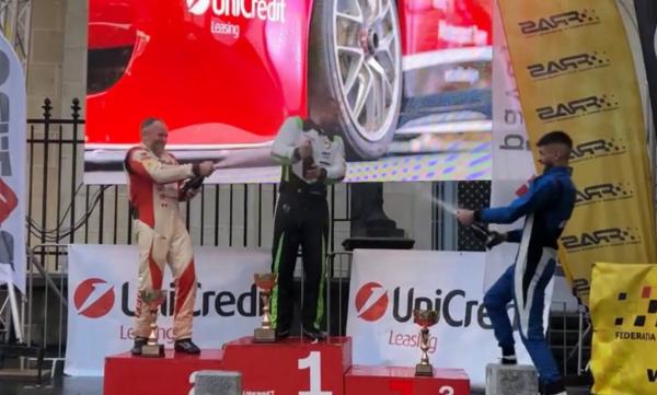 Show cu maşini de sute de cai putere în centrul Capitalei. Competiţia Super Rally i-a făcut să se întreacă pe marii campioni la raliu