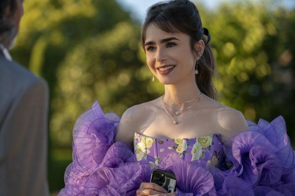 Lily Collins, actriţa celebră din "Emily in Paris", jefuită de o româncă în Los Angeles. I-au fost furate carduri şi bijuterii în valoare de 65.000 de dolari