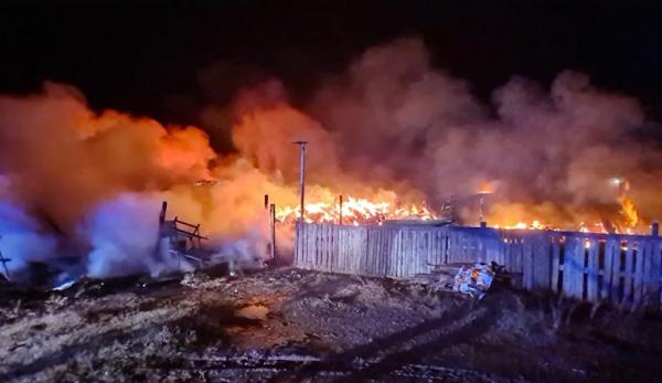 Incendiu devastator la o stână din Drăgăşani. Pompierii au intervenit cu mai multe autospeciale pentru a stinge flăcările