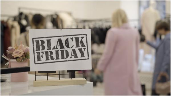 Cele mai dorite produse de Black Friday 2023. Românii au pregătit în medie 2900 de lei pentru cumpărături