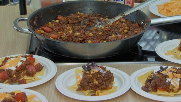 Cum arată cartofii prăjiţi direct de la automat. Bătălie pe inovaţii şi preparate extravagante la expoziţia de producători Horeca din Bucureşti