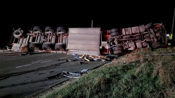 Accident grav în Suceava. Un autotren s-a răsturnat pe şosea, după ce a izbit din plin o maşină: două persoane rănite