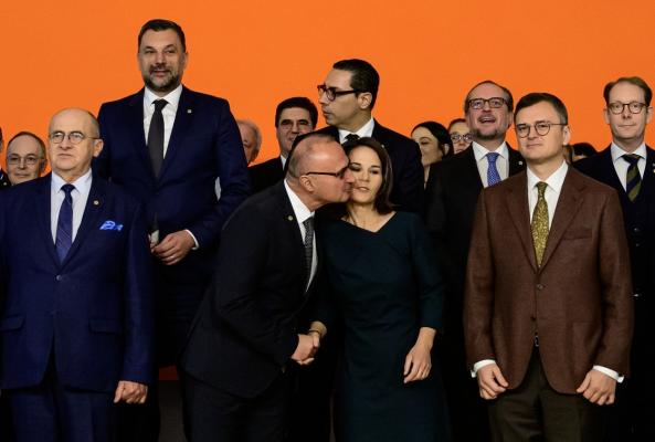 Ministrul croat de Externe, moment stânjenitor după ce a încercat să o sărute pe Annalena Baerbock, la summitul UE
