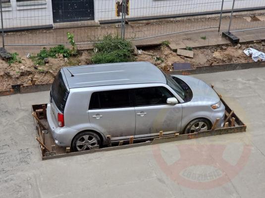 Lecția primită de un șofer din Polonia. Muncitorii i-au turnat beton în jurul mașinii, pentru că a refuzat să o mute de pe strada care trebuia asfaltată