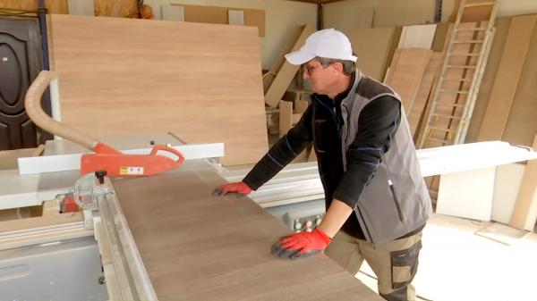 Povestea preotului cu salopetă de muncitor. Când nu e la biserică, părintele Emil face mobilă în mica sa fabrică şi ajută sătenii cu locuri de muncă