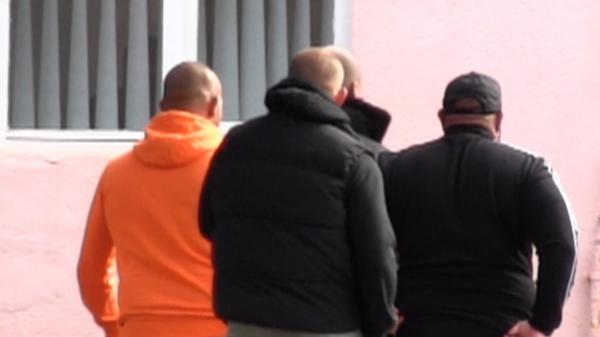 Agenţii firmei de pază din Arad, care au luat la bătaie un bărbat şi pe fiul său, reţinuţi. Indivizii au înjunghiat un alt tânăr în urmă cu 4 ani