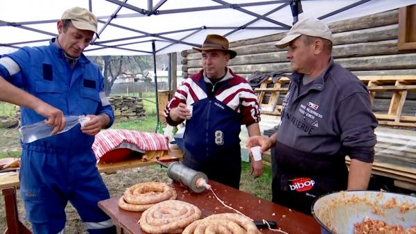 Pomana porcului pe ritm de ceteraşi. Cum se pregătesc maramureşenii de Postul Crăciunului