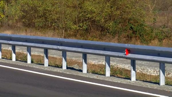 Jaf la drumul mare. Semnele reflectorizante de pe parapete, furate de hoţii din Gorj înainte de inaugurarea şoselei