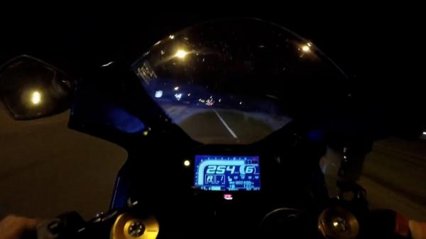 Un motociclist și-a filmat propriul accident, după o cursă cu peste 260 km/oră. Soția lui a decis distribuirea imaginilor, ca o lecție pentru vitezomani