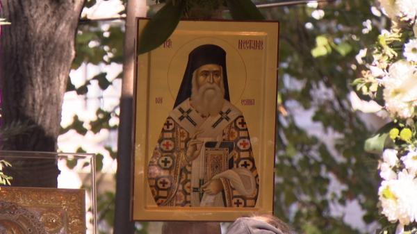 Mii de pelerini s-au rugat la moaştele Sfântului Nectarie în Capitală. Oamenii s-au pus la rând încă de azi-noapte