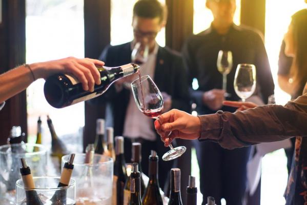 Rovinhud Wine Show, cel mai mare eveniment al producătorilor de vin din România. Banii din bilete vor fi folosiți pentru ajutarea copiilor cu dizabilități