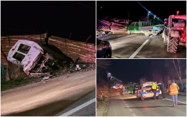 Un TIR încărcat cu bușteni a făcut prăpăd pe DN1. În cursa lui haotică, a distrus trei mașini, apoi s-a răsturnat pe marginea șoselei