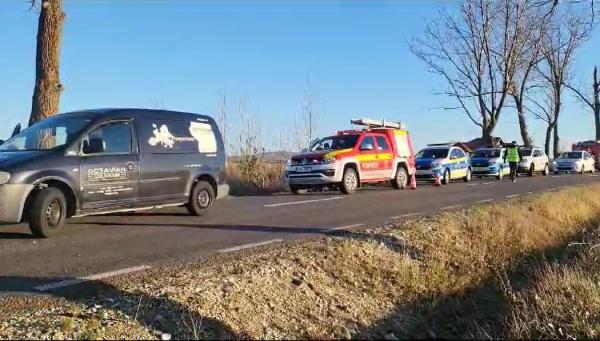 Tragedie în Timiş. Un tânăr de 20 de ani şi-a omorât iubita după un accident teribil: fata a fost aruncată zeci de metri prin parbriz. Un alt bărbat a murit