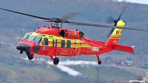 Imagini cu primul elicopter BlackHawk, destinat situaţiilor de urgenţă, sosit în România. Vom primi alte 6 aparate până la finalul anului
