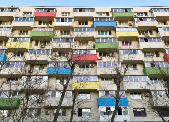 București, capitala clădirilor pestrițe. După 5 ani, un nou plan urbanistic general va stabili ce culori pot fi folosite pe fațadele blocurilor. Arhitect: "Se creează un circ"