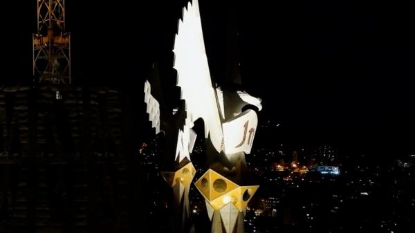 Sagrada Familia şi-a luminat pentru prima dată cele patru turnuri ale evangheliştilor. Mii de turişti, impresionaţi de spectacol