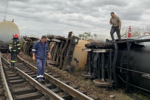 Două vagoane cu motorină au deraiat şi s-au răsturnat în Arad. Circulaţia în zonă este restricţionată