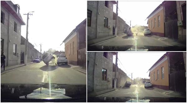 Momentul când un autoturism se izbeşte de o maşină parcată şi se răstoană pe o stradă în Turda. Două persoane au fost rănite