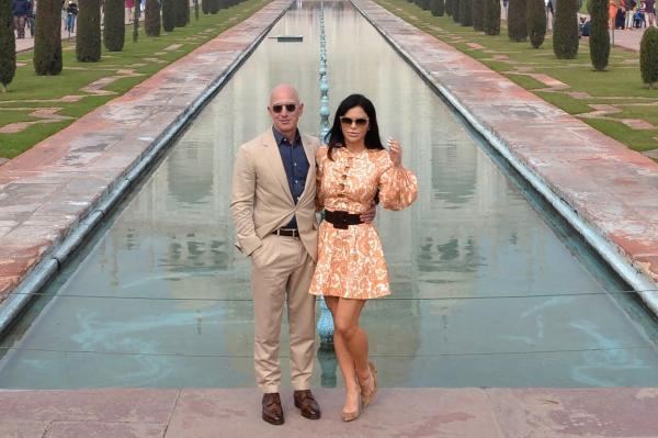 Jeff Bezos se pregăteşte de nuntă cu Lauren Sanchez. La petrecerea de logodnă au venit vedete una şi una