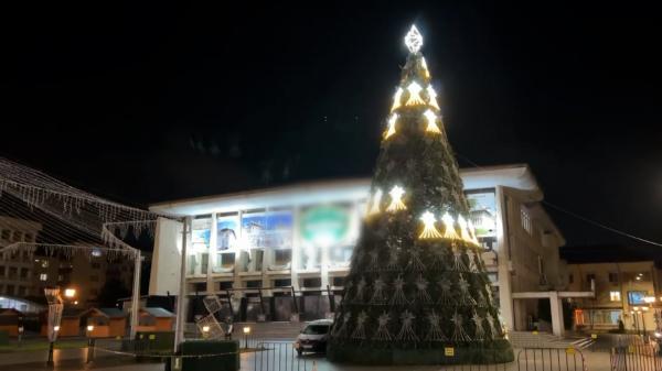 Spiritul sărbătorilor de iarnă cuprinde toată ţara. În centrul Braşovului a fost montat un brad înalt de peste 20 de metri