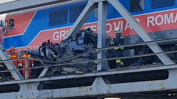 "A rămas blocat cu maşina pe asta". Cine e bărbatul din Constanţa care a scăpat miraculos după ce maşina sa a fost acroşată de tren şi strivită de un pod