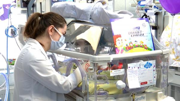 Mara are doar 650 de grame și luptă pentru viață, la 2 săptămâni de la naștere: "Am încredere în Dumnezeu şi în priceperea medicilor"