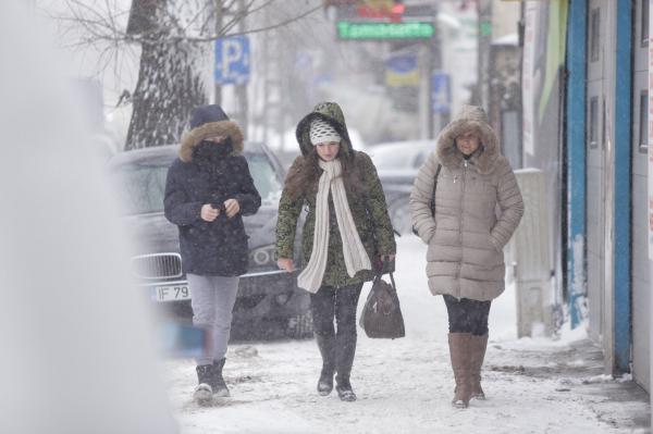 Când ninge în Bucureşti. ANM anunţă lapoviţă, ninsoare şi rafale de vânt