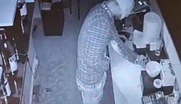 Momentul în care un hoţ de 20 de ani fură 10.000 de lei dintr-un birt din Alba. La scurt timp a intrat şi peste un om în casă şi l-a bătut