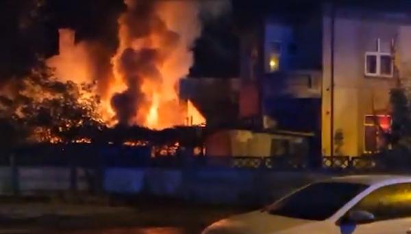 Incendiu în apropiere de sediul SRI din Constanţa. Un garaj a fost cuprins de flăcări, pompierii au intervenit cu mai multe autospeciale