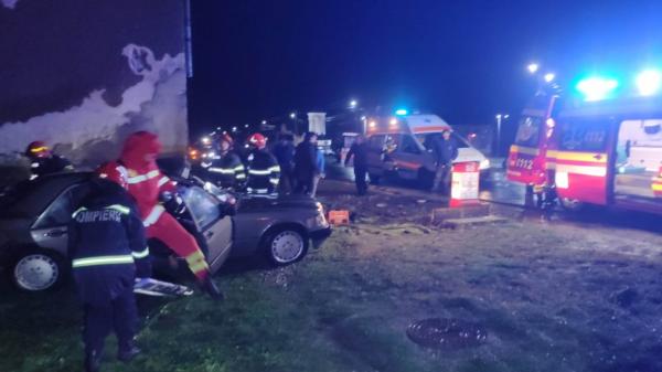 Familie decimată: soţ şi soţie, morţi într-un accident înfiorător, în Caraş-Severin. Fata lor de 14 ani, la spital. Manevra inconştientă care a provocat tragedia