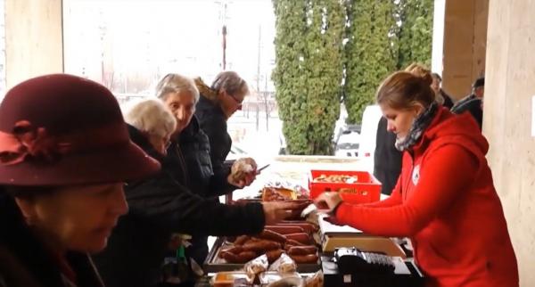 Delicii româneşti la târgul de produse tradiţionale din Miercurea Ciuc. În ciuda temperaturilor scăzute, oamenii au stat la coadă