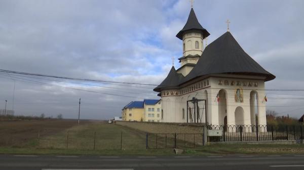 O biserică stă în calea Autostrăzii Moldovei. Terenul pe care se află lăcașul de cult și un centru de bătrâni trebuie eliberat până la sfârșitul lunii