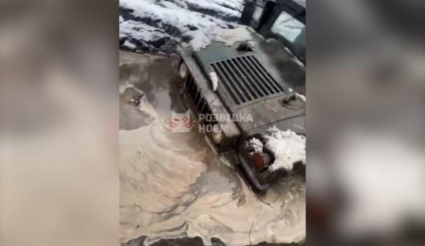 Humvee-uri şi blindate, blocate în noroiul din Ucraina după primele ninsori. Soldaţii "înoată" în nămol până la genunchi
