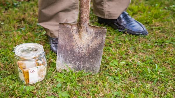 Hoţul român care a îngropat 30.000 de euro în pădure. A cheltuit doar 800 de lei din ce a furat