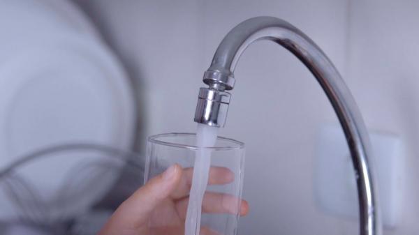 Doar 3 din 10 români beau apă de la robinet. De ce preferăm apa îmbuteliată, o alegere nerecomandată de unii specialişti