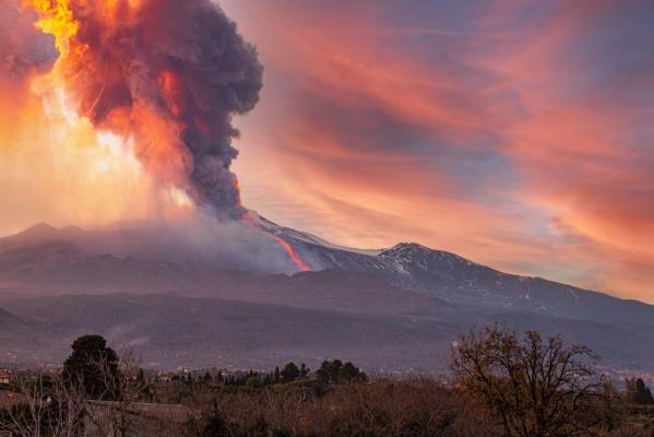 Cel mai mare vulcan din Europa erupe din nou. Imagini spectaculoase cu muntele acoperit de zăpadă de pe care curge lavă