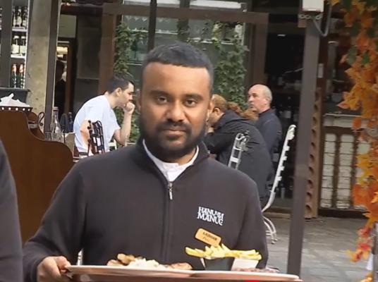 Economia României, sprijinită de muncitori din Bangladesh, Nepal sau Pakistan. De ce dosarele de viză sunt totuşi respinse pe bandă rulantă