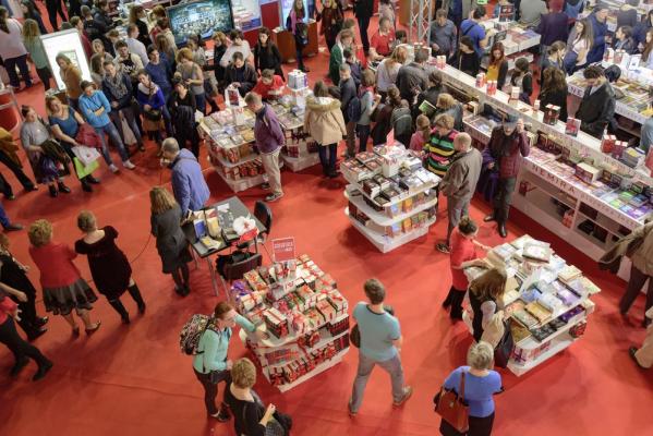 Gaudeamus 2023. Autorii români, alături de biografiile marilor vedete ale lumii în preferinţele tinerilor