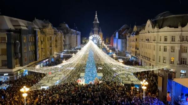 S-a deschis Târgul de Crăciun de la Timişoara. Peste un milion de luminiţe au adus culoare în piaţa Victoriei