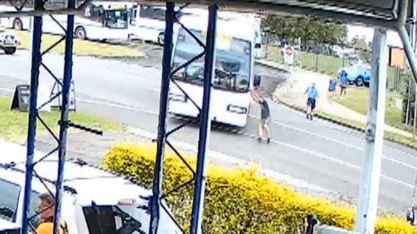 O fetiţă din Australia a devenit eroină la doar 14 ani. Cum a reuşit să împiedice o tragedie, în timp ce se afla în autobuzul şcolii