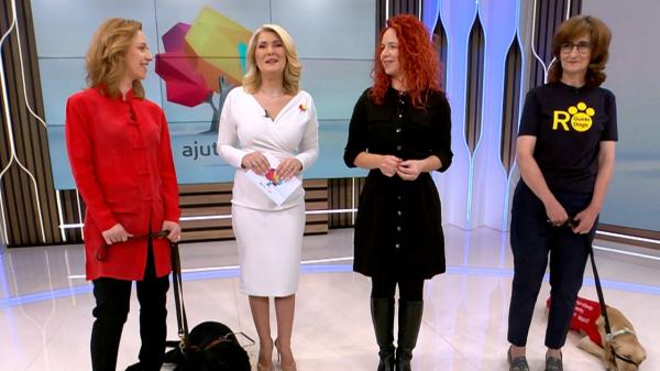 Donaţie de 6.000 de euro pentru cazul gemenelor nevăzătoare Irina şi Silvia. Şi-au pierdut vederea la 24 de ani, după pierderea cuiva foarte drag