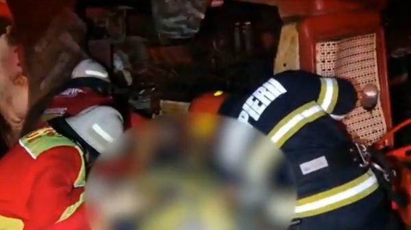 Doi bărbaţi, la un pas de moarte după ce s-au răsturnat cu tractorul, în comuna Vultureşti. Unul dintre ei a rămas blocat între fiare