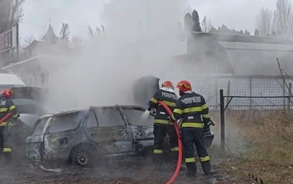Trei maşini au izbucnit în flăcări, în apropierea unui service auto din Fălticeni. Focul ar fi pornit de la o ţigară