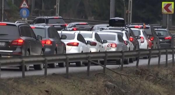Cozi uriașe de mașini pe Valea Prahovei. Mii de șoferi au așteptat ore întregi în trafic, după minivacanța la munte
