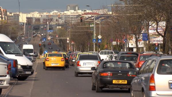 800.000 de şoferi mai au la dispoziţie două zile pentru a-şi face un nou RCA. Aglomeraţie la birourile brokerilor de asigurări