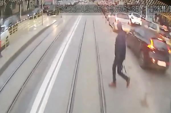 Momentul în care un bărbat este lovit în plin de autobuz și aruncat pe asfalt, la Podu Roș din Iași