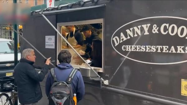 Bradley Cooper, de pe marile ecrane în spatele tejghelei unui fast-food. Printre clienții lui s-au numărt actuala parteneră, Gigi Hadid, dar și fosta iubită, Irina Shayk