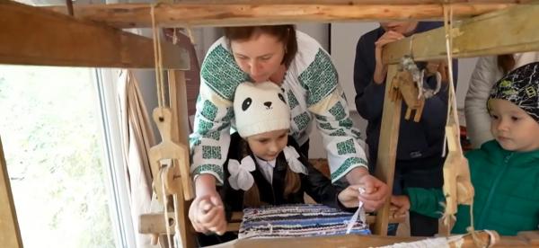 Aura şi surorile ei salvează satul unde s-au născut. După ce au absolvit facultăţi de prestigiu s-au întors în locurile natale pentru a scoate la lumină vechile obiceiuri